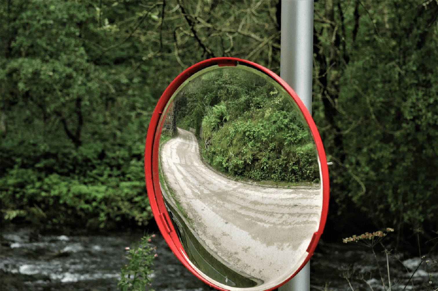 un mirroir de sécurité essentiel au marquage au sol routier.